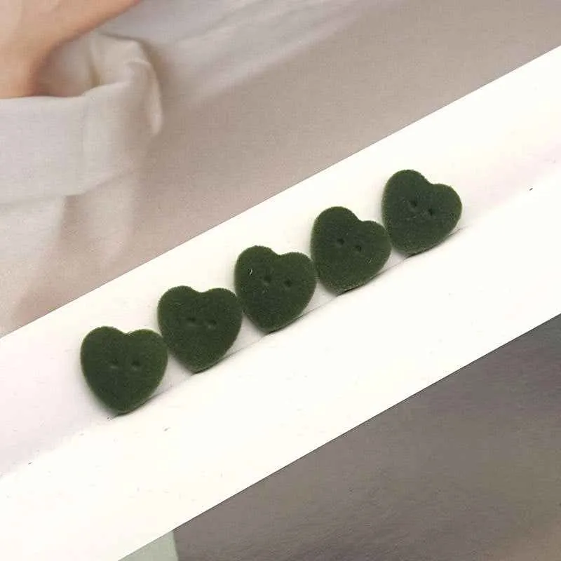 24L/28L Heart-Shaped 2-Hole Velvet Resin Buttons for Cardigans 55 Pack