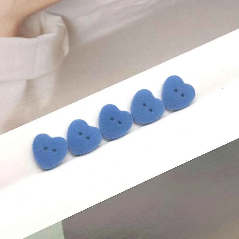24L/28L Heart-Shaped 2-Hole Velvet Resin Buttons for Cardigans 55 Pack