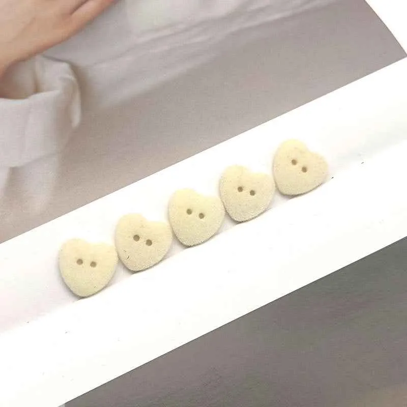 24L/28L Heart-Shaped 2-Hole Velvet Resin Buttons for Cardigans 55 Pack