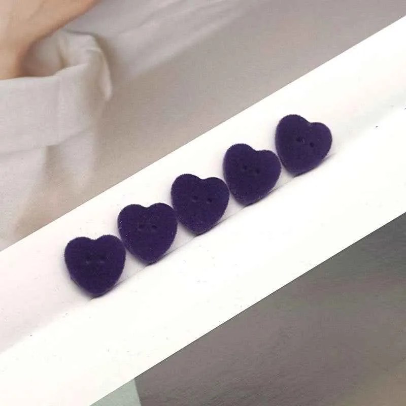 24L/28L Heart-Shaped 2-Hole Velvet Resin Buttons for Cardigans 55 Pack