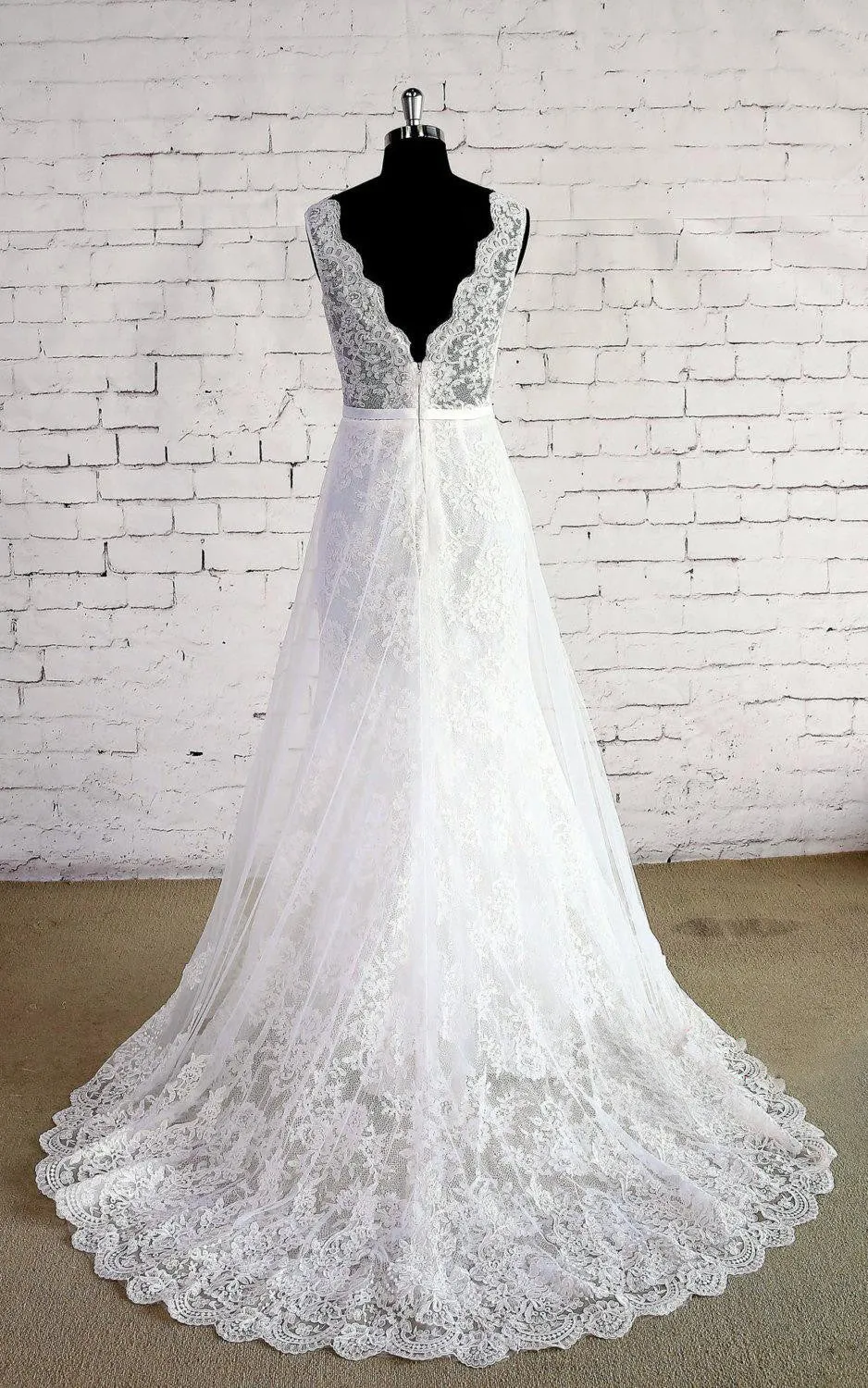 Double Layered V-Neck Sleeveless Lace Wedding Dress With Lace Trim-ET_711318
