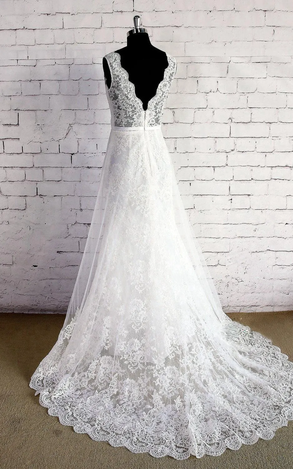 Double Layered V-Neck Sleeveless Lace Wedding Dress With Lace Trim-ET_711318