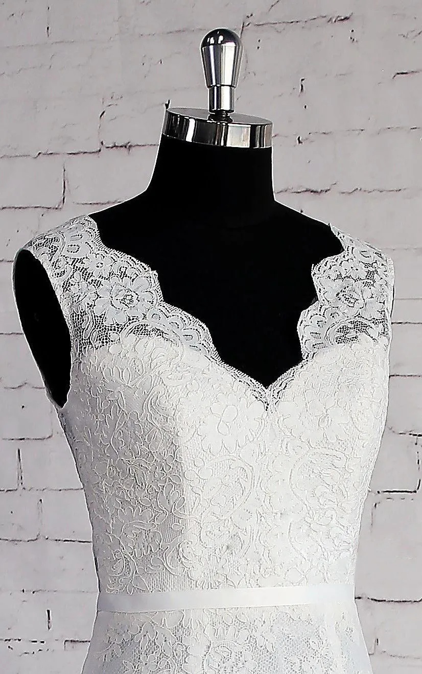 Double Layered V-Neck Sleeveless Lace Wedding Dress With Lace Trim-ET_711318