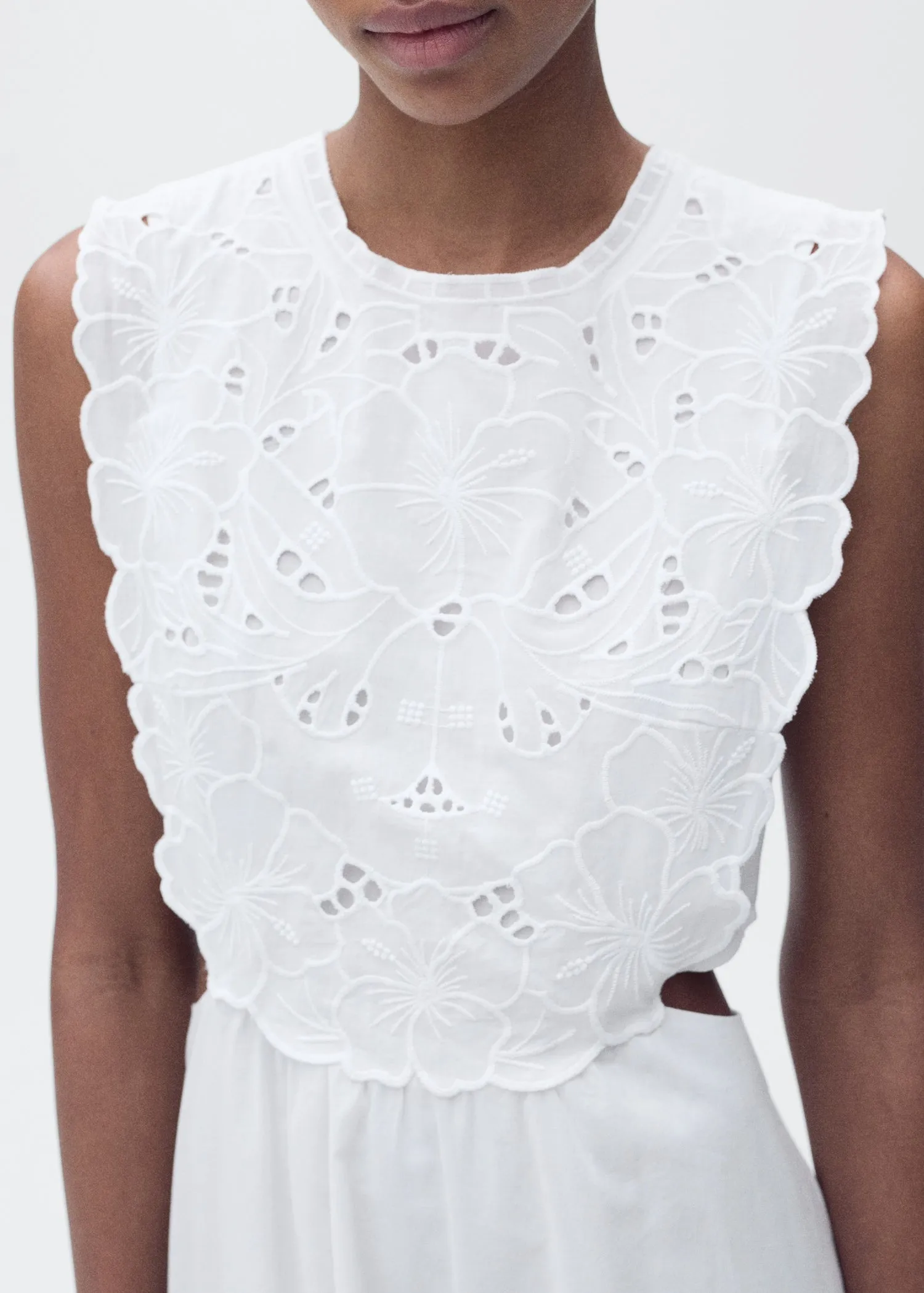 Embroidered dress with side slits