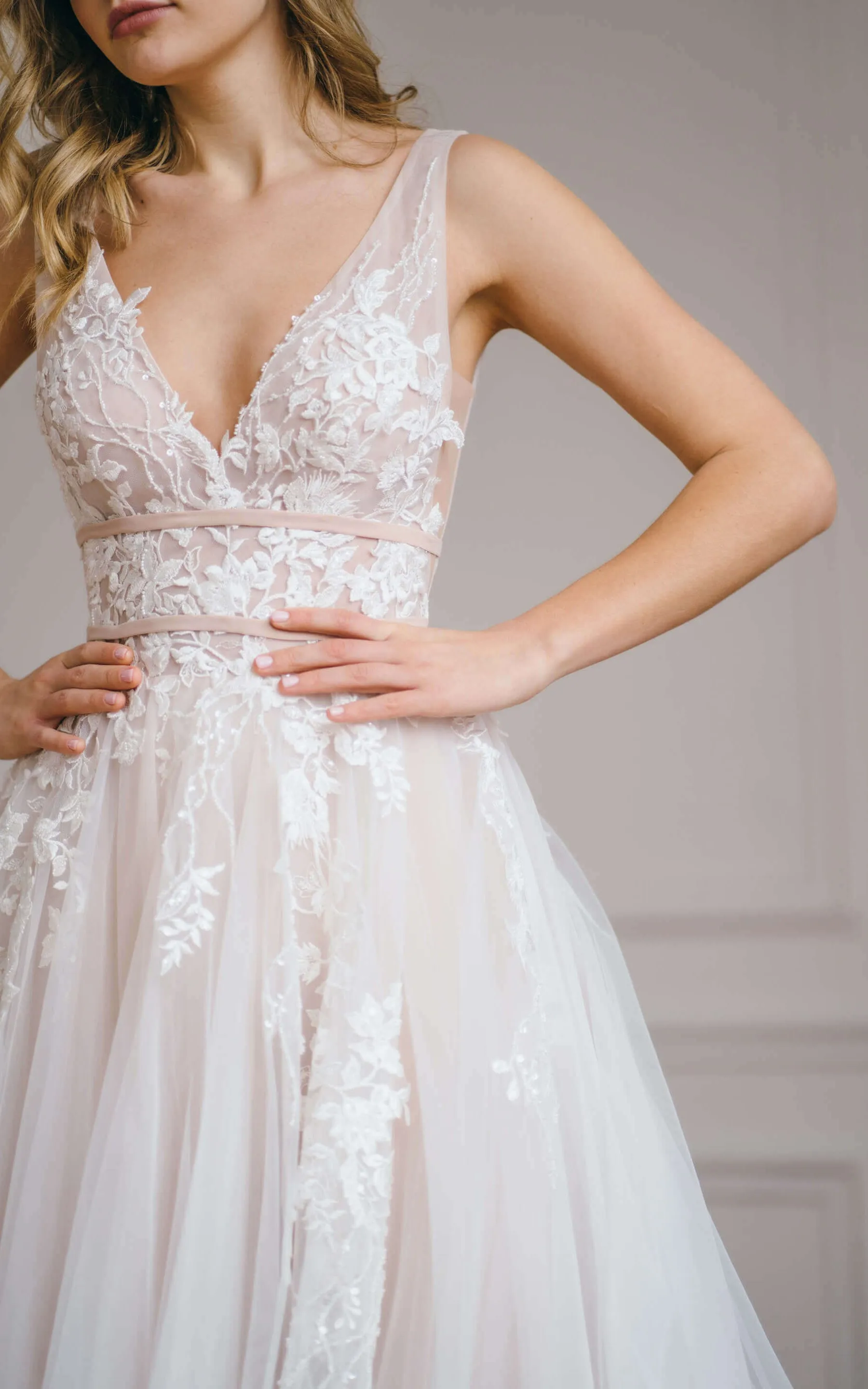 Ethereal Floor-length Sleeveless Lace A Line Deep-V Back Wedding Dress with Appliques-716284