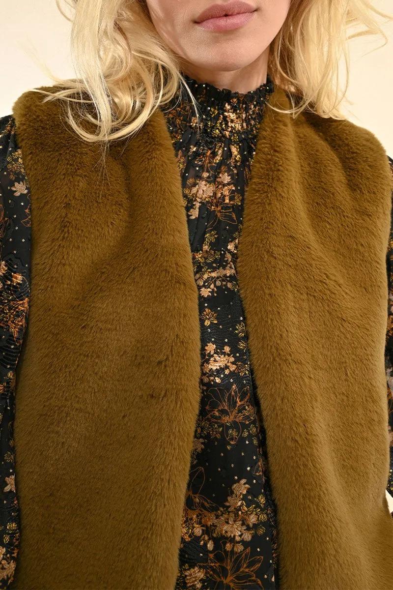 LONG-HAIRED SLEEVELESS VEST