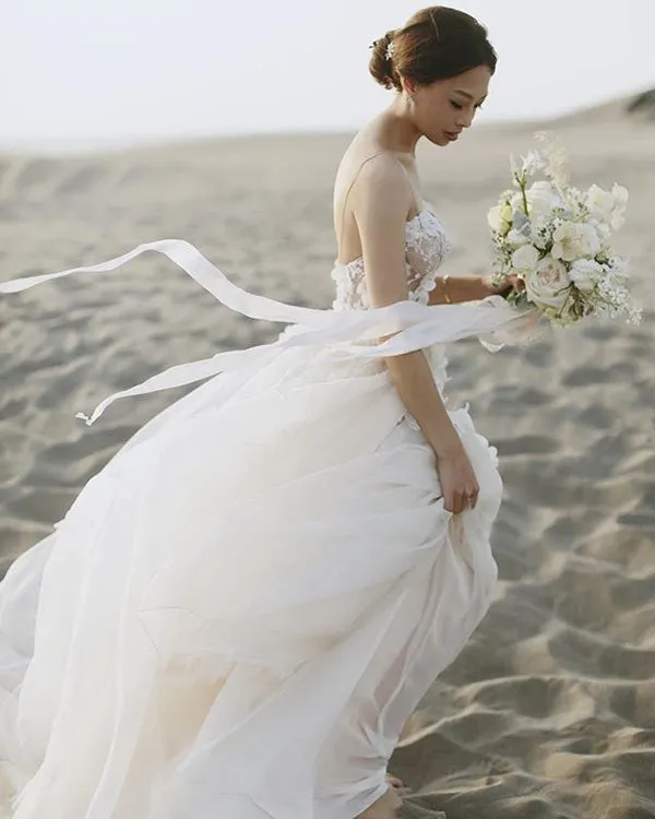 Romantic Lace Beach Wedding Dress Spaghetti Straps Sheer Lace Appliques 3D Flowers Bridal Dress