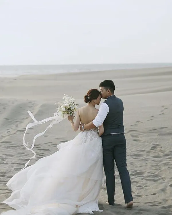 Romantic Lace Beach Wedding Dress Spaghetti Straps Sheer Lace Appliques 3D Flowers Bridal Dress